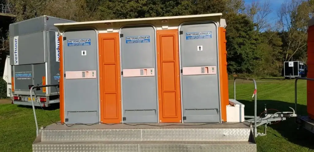 Chemische toiletunit met 3 hokken kleur oranje grijs