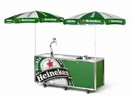 Kleine tapwagen met Heineken erop en 2 parasols