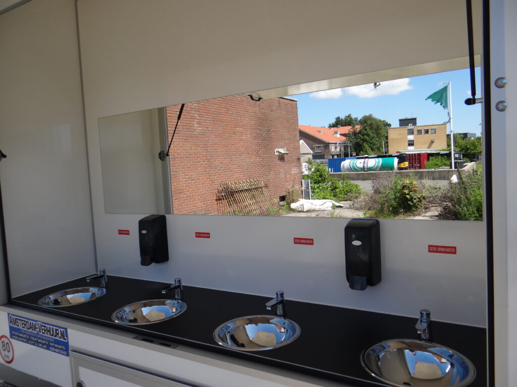 Grote toiletwagen huren