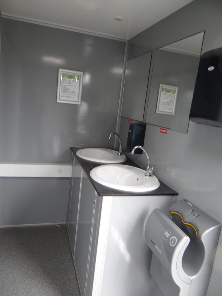 Toiletwagen huren 8 persoons 4×4